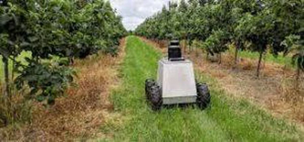 Robot giám sát cây trồng tự động