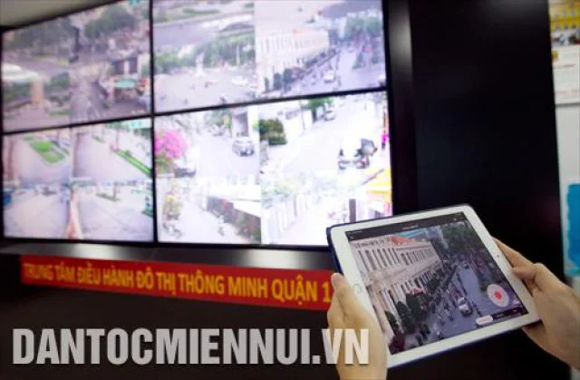 Hệ thống màn hình giám sát giao thông, an ninh trật tự các tuyến đường chính tại Trung tâm điều hành đô thị thông minh quận 1 (thành phố Hồ Chí Minh)