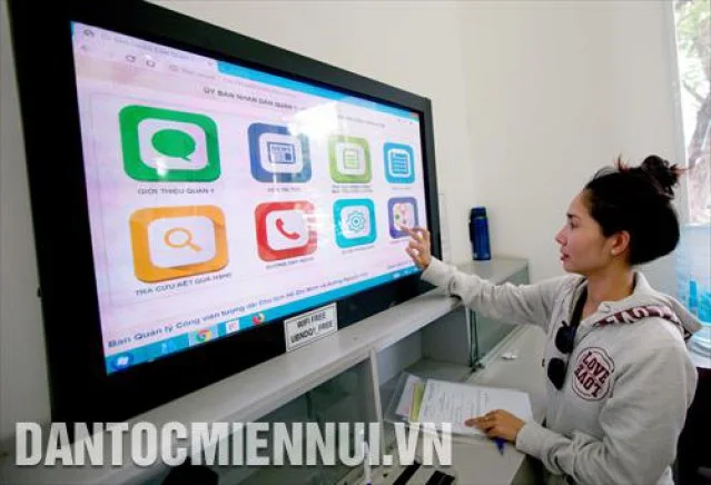 Người dân tra cứu thông tin trên máy tính đặt tại trụ sở UBND quận 1 (thành phố Hồ Chí Minh)
