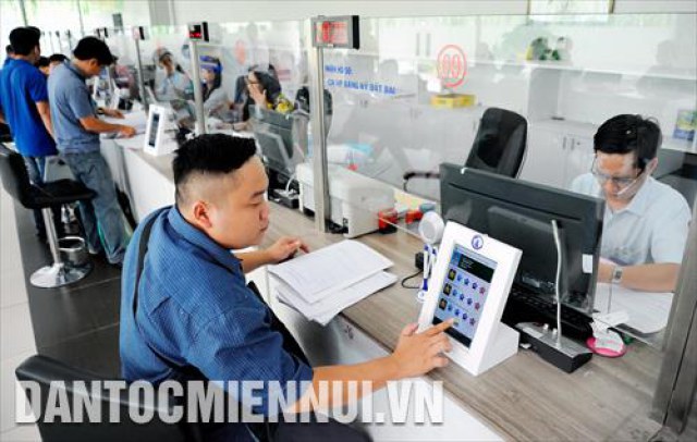 Người dân đánh giá mức độ hài lòng đối với cán bộ công chức xử lý hồ sơ qua máy tính bảng tại UBND quận 12 (thành phố Hồ Chí Minh)