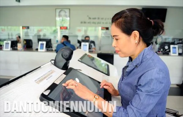 Chính quyền điện tử ứng dụng công nghệ thông tin để giải quyết các thủ tục hành chính tại UBND quận 12 (thành phố Hồ Chí Minh). Trong ảnh: Hệ thống máy tính giúp người dân tra cứu thông tin cần hỗ trợ
