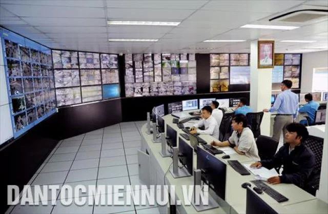 Trung tâm giám sát và điều khiển giao thông thành phố Hồ Chí Minh được tích hợp hệ thống giám sát, đo đếm lưu lượng xe lưu thông, xử lý các sự cố giao thông, đảm bảo an ninh trật tự trên các tuyến đường tại các quận, huyện trên địa bàn.