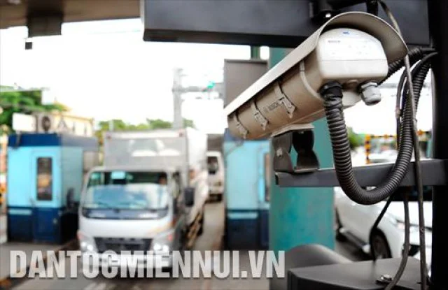 Camera kết nối với hệ thống máy tính giúp nhận diện các phương tiện qua trạm thu phí không dừng.