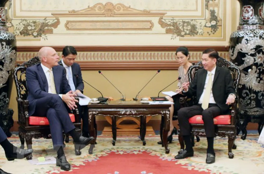 Phó Chủ tịch Ủy ban Nhân dân Thành phố Hồ Chí Minh Trần Vĩnh Tuyến trao đổi với ông B. Fruithof, Giám đốc Điều hành Công ty Aebi Schmidt Holding. (Ảnh: Tiến Lực/TTXVN)