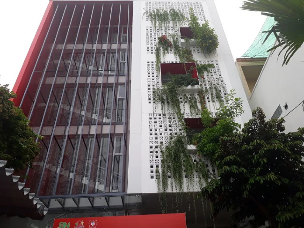 Một ngôi trường có nhiều mảng xanh trên tường và mái nhà tại Quận Bình Tân, TP.HCM. Ảnh: Hà Thế An.