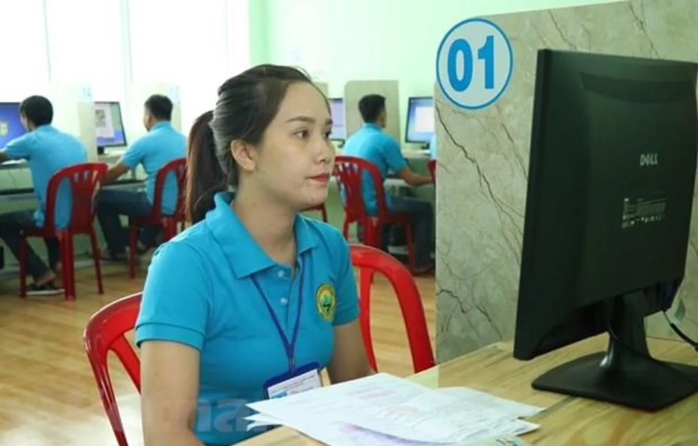 Thí sinh thi lý thuyết sát hạch lái xe. Nguồn ảnh: Ngọc Minh/TTXVN.