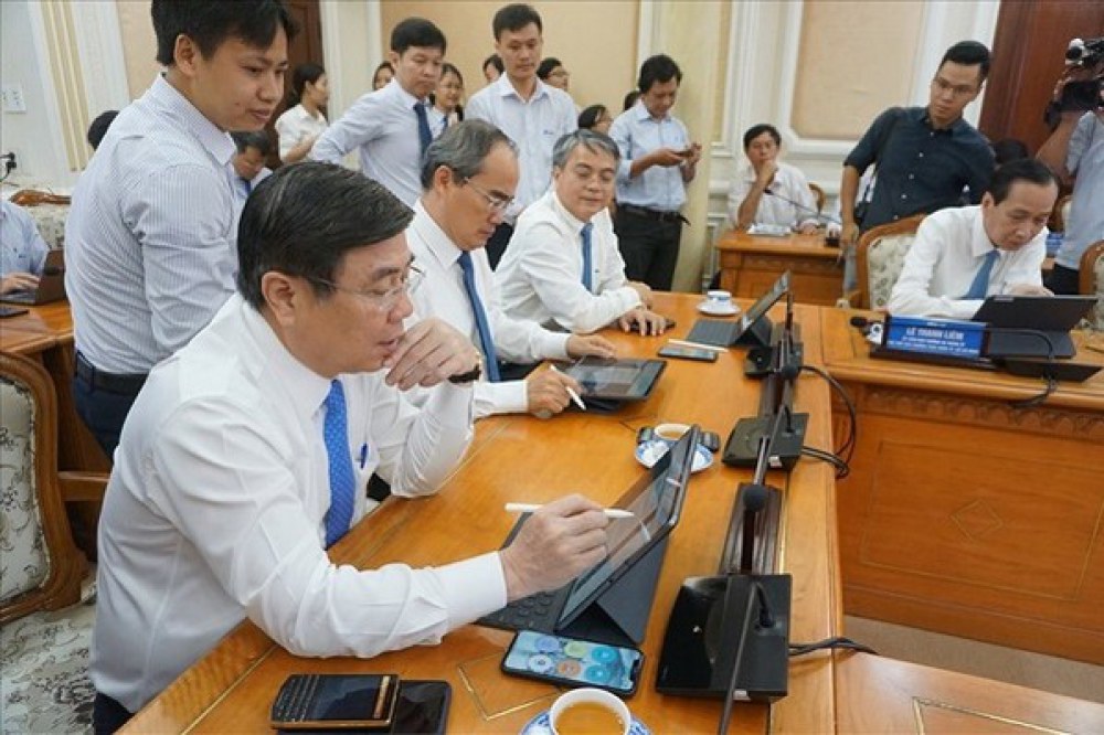 Lãnh đạo TP trải nghiệm phòng họp không giấy.