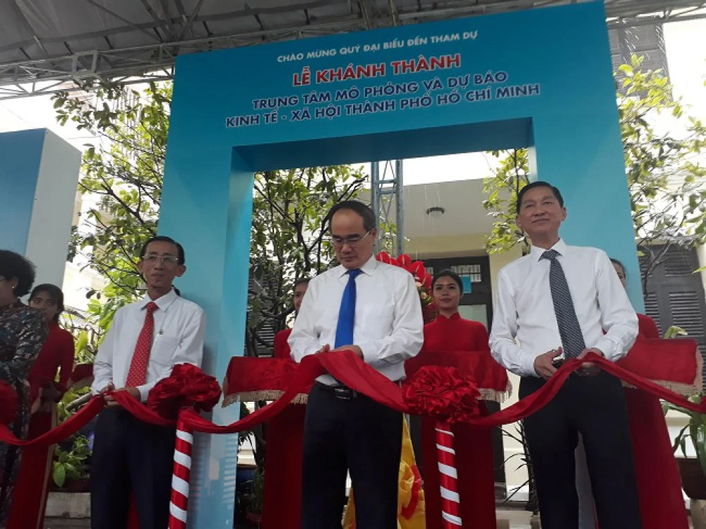 Bí thư Thành ủy TP.HCM Nguyễn Thiện Nhân; Phó Chủ tịch UBND TP Trần Vĩnh Tuyến; Giám đốc Viện nghiên cứu phát triển TP Trần Hoàng Ngân và các đại diện lãnh đạo, Sở ngành thành phố cắt băng khánh thành Trung tâm. Ảnh: Hà Thế An.