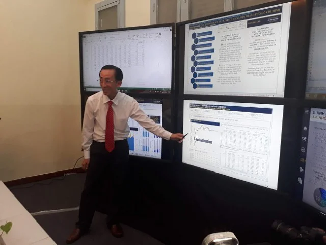 PGS.TS Trần Hoàng Ngân chia sẻ dự báo các chỉ số kinh tế xã hội TP.HCM tại khu vực điều hành Trung tâm. Ảnh: Hà Thế An.
