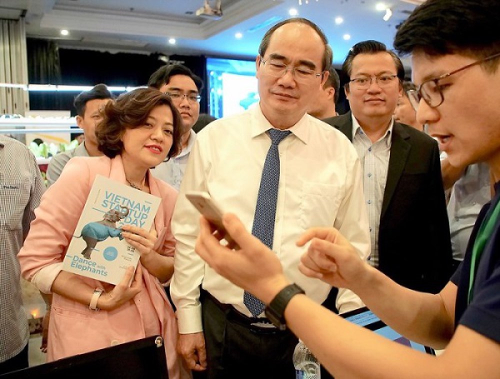 Bí thư Thành ủy TP.HCM Nguyễn Thiện Nhân tới thăm khu vực trưng bày của các startup tại Startup Wheel 2018