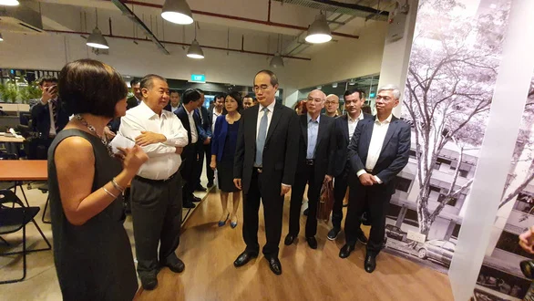 Bí thư Nguyễn Thiện Nhân trao đổi giáo sư Freddy Boey - phó chủ tịch Trường đại học Quốc gia Singapore, phụ trách đổi mới sáng tạo và đại diện block 71 - Ảnh: TIẾN LONG