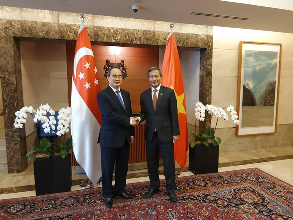 Bí thư Nguyễn Thiện Nhân gặp chào xã giao và trao đổi với Ngoại trưởng Singapore Vivan Balakrishna - Ảnh: TIẾN LONG