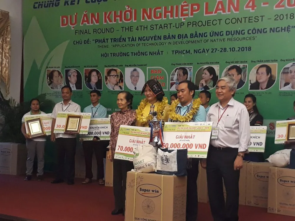 Ban tổ chức trao giải cho các dự án xuất sắc của cuôc thi "Dự án khởi nghiệp" lần 4 năm 2018. Ảnh: Hà Thế An.
