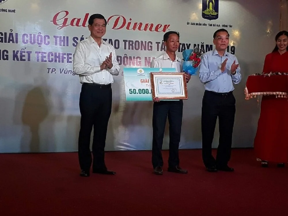 Ông Chu Ngọc Anh, Bộ trưởng Bộ Khoa học và Công nghệ (phải) và ông Nguyễn Hồng Lĩnh, Bí thư Tỉnh ủy, Chủ tịch HĐND tỉnh Bà Rịa - Vũng Tàu trao giải Nhất cuộc thi "Sáng tạo trong tầm tay" cho tác giả Nguyễn Văn Anh, đến từ Đồng Nai. Ảnh: Hà Thế An.