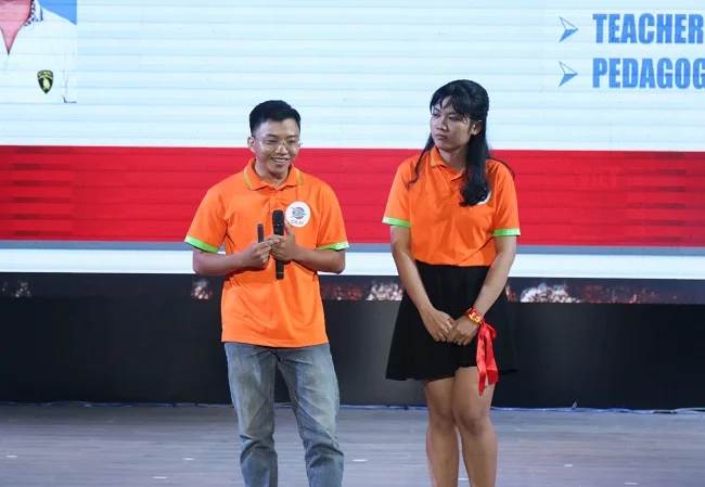 Trần Anh Hào, trưởng nhóm và Văng Thị Ngọc Thúy chia sẻ về dự án tại cuộc thi Ý tưởng khởi nghiệp (CiC) năm 2019 do ĐH Quốc gia TP.HCM tổ chức mới đây. Ảnh: Nil Lâm.