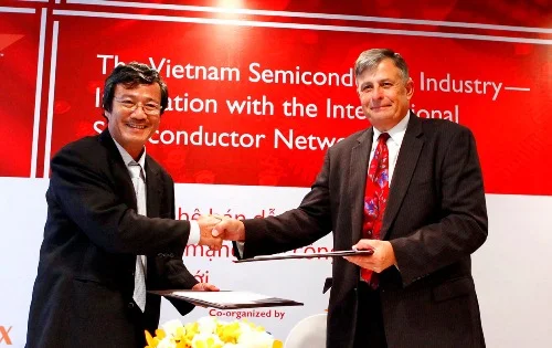 Ông Nguyễn Anh Tuấn, Phó giám đốc Sở Thông tin và Truyền thông, Chủ tịch HSIA và ông Richard Salsman, Phó chủ tịch, Giám đốc tài chính SEMI ký kết bản ghi nhớ