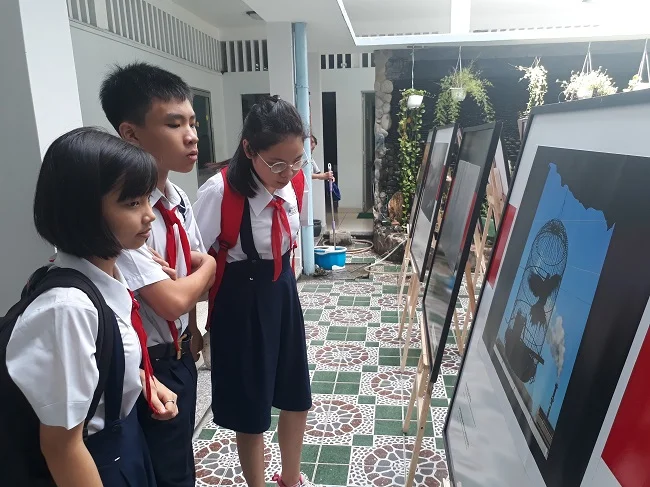 Trẻ em tìm hiểu về vấn đề môi trường thông qua hình ảnh tại một sự kiện diễn ra tại TP.HCM vào tháng 6 vừa qua. Ảnh: Hà Thế An.