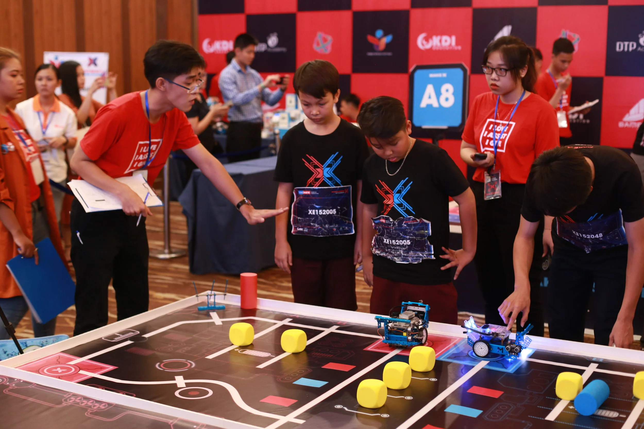 8 bạn trẻ Việt Nam tranh tài tại vòng chung kết MakeX Robotics Competition toàn cầu 