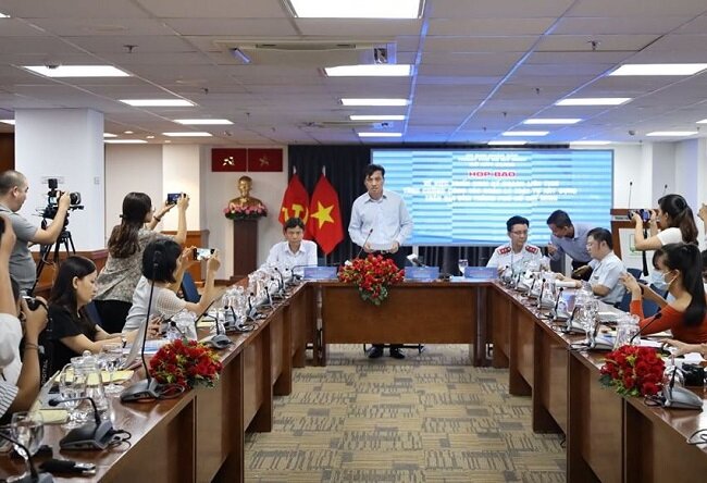 Ông Lê Hòa Bình chủ trì cuộc họp báo về các vấn đề nóng liên quan đến trật tự xây dựng và ứng dụng công nghệ trong lĩnh vực này thời gian tới. Ảnh: TTBC-HCM.