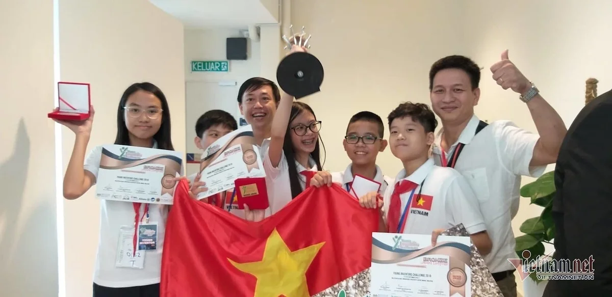 Thầy giáo bỏ việc nghìn đô, giúp học sinh làm thuyền vớt rác