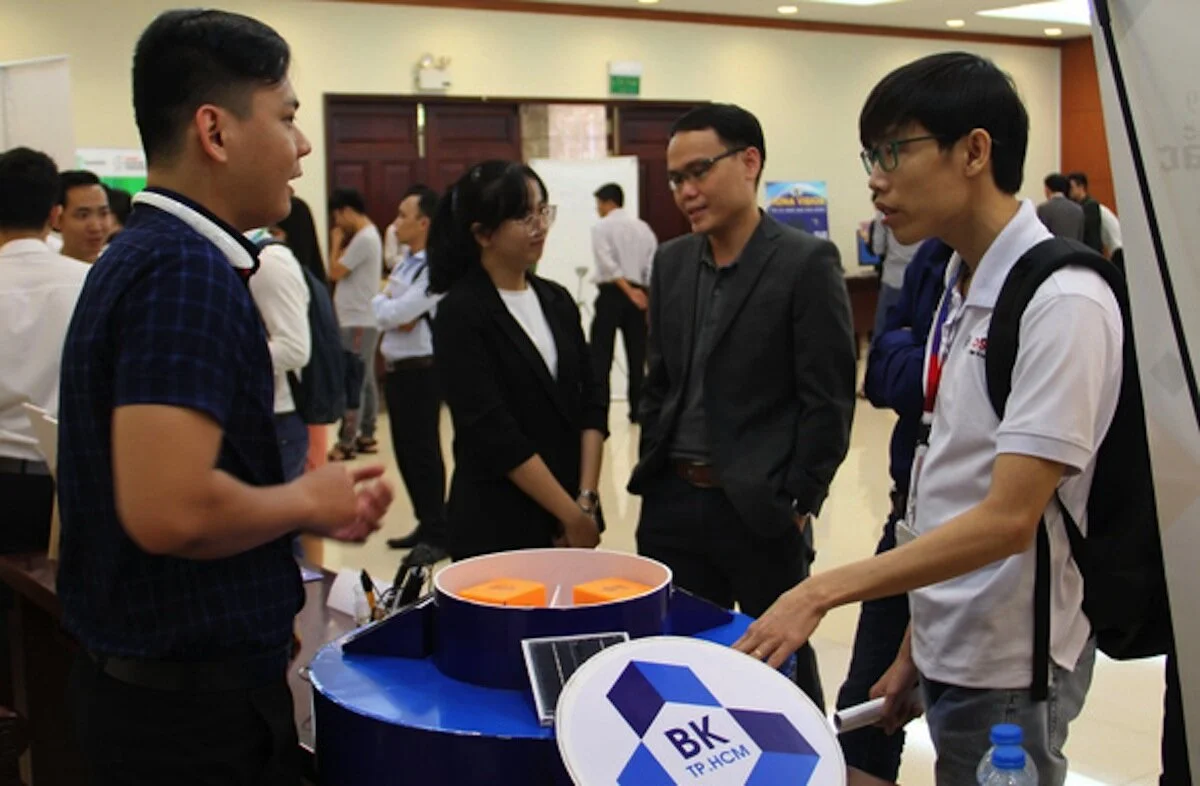 Sinh viên ĐH Bách khoa làm trạm quan trắc thông minh đo ô nhiễm nước