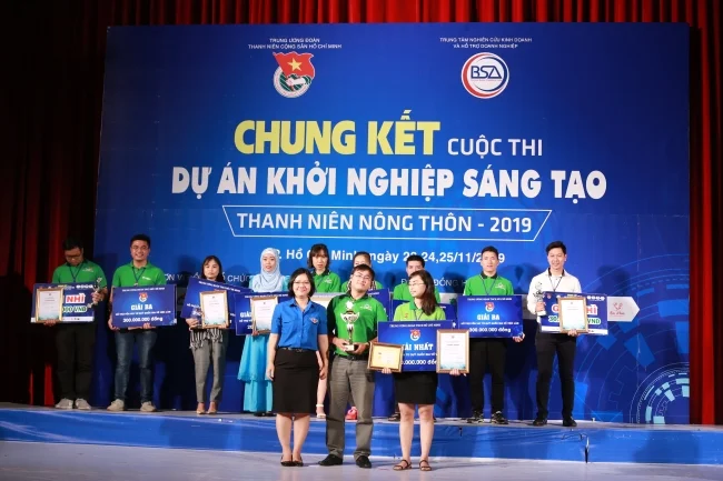 Cô gái trẻ làm bột rau sấy lạnh 'xanh như rau tươi' 