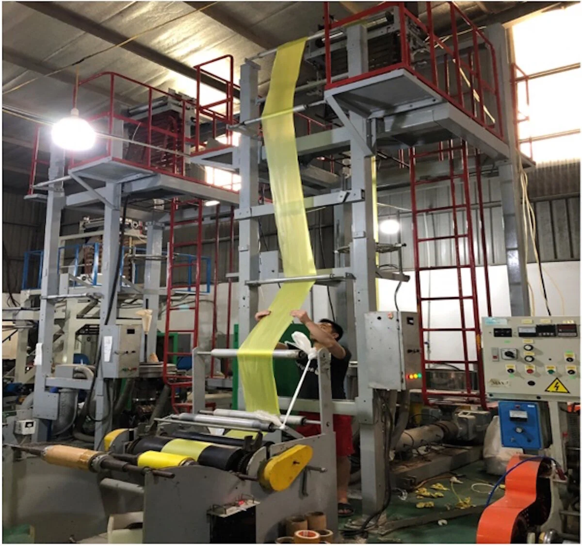 Sáng tạo ý nghĩa của các nhà khoa học Việt: Sản xuất túi nylon tự hủy thành... nước