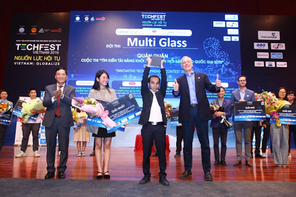 Quán quân tài năng khởi nghiệp đổi mới sáng tạo quốc gia 2019: Kính cho người tàn tật dùng máy tính