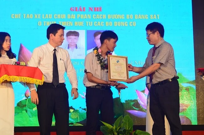 Học sinh làm hệ thống chống buồn ngủ cho tài xế