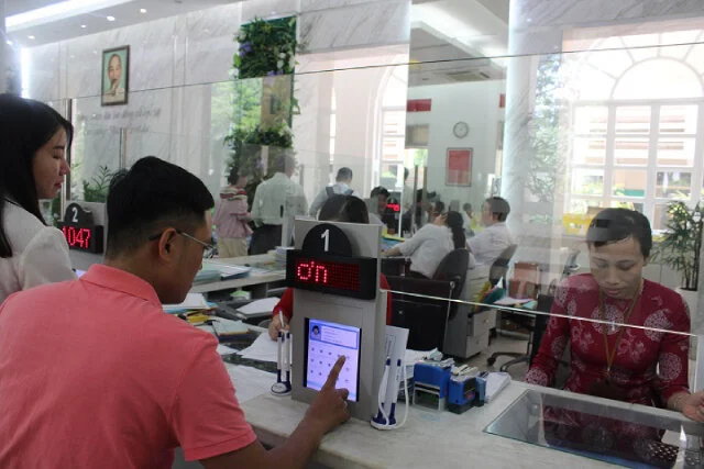 TP.HCM: 'Ngại' dịch Covid-19, người dân ngồi nhà làm thủ tục hành chính