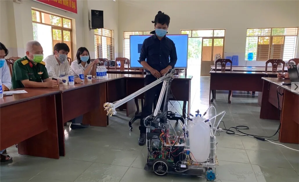 Đưa robot khử khuẩn vào hoạt động thay thế cho nhân viên y tế 