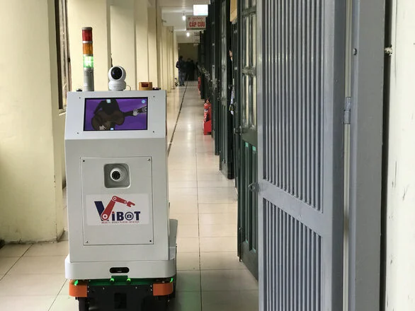 Việt Nam chế tạo thành công robot hỗ trợ chữa Covid-19 