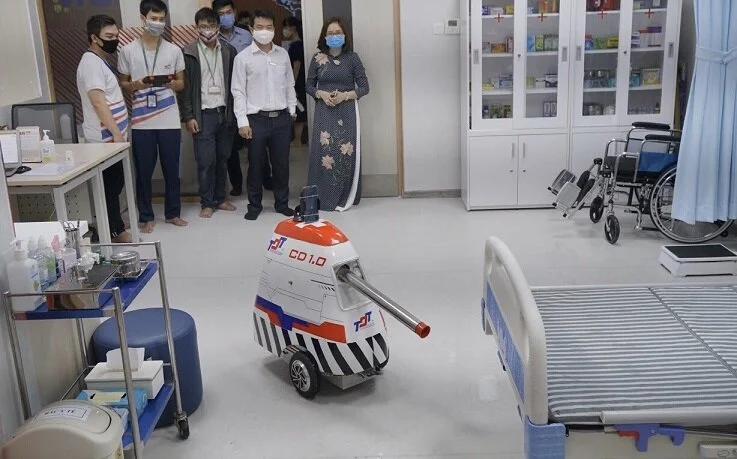 Chế tạo thành công robot đa năng giá rẻ hỗ trợ ngành y chống dịch