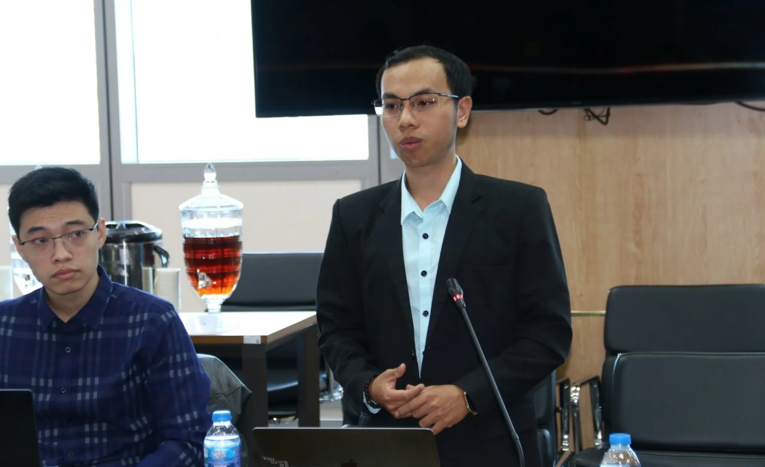 Từ anh giữ xe đến CEO Chatbot triệu đô