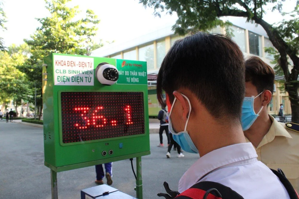 Giảng viên làm máy đo thân nhiệt '3 trong 1'  phục vụ sinh viên trở lại trường 