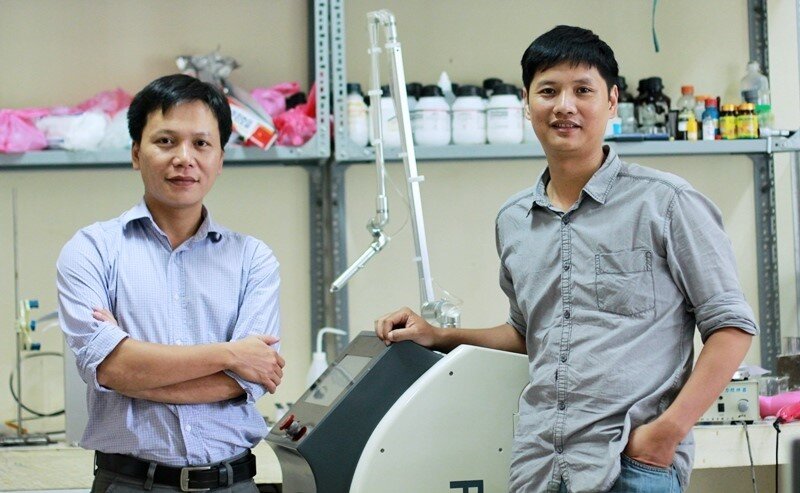 TS Nguyễn Thế Anh (trái) và TS Đỗ Hoàng Tùng bên chiếc máy PlasmaMed | Ảnh: PlasmaMED