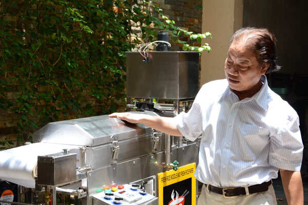 PGS.TS Trần Doãn Sơn giới thiệu chiếc máy làm bánh phở tự động siêu tốc.