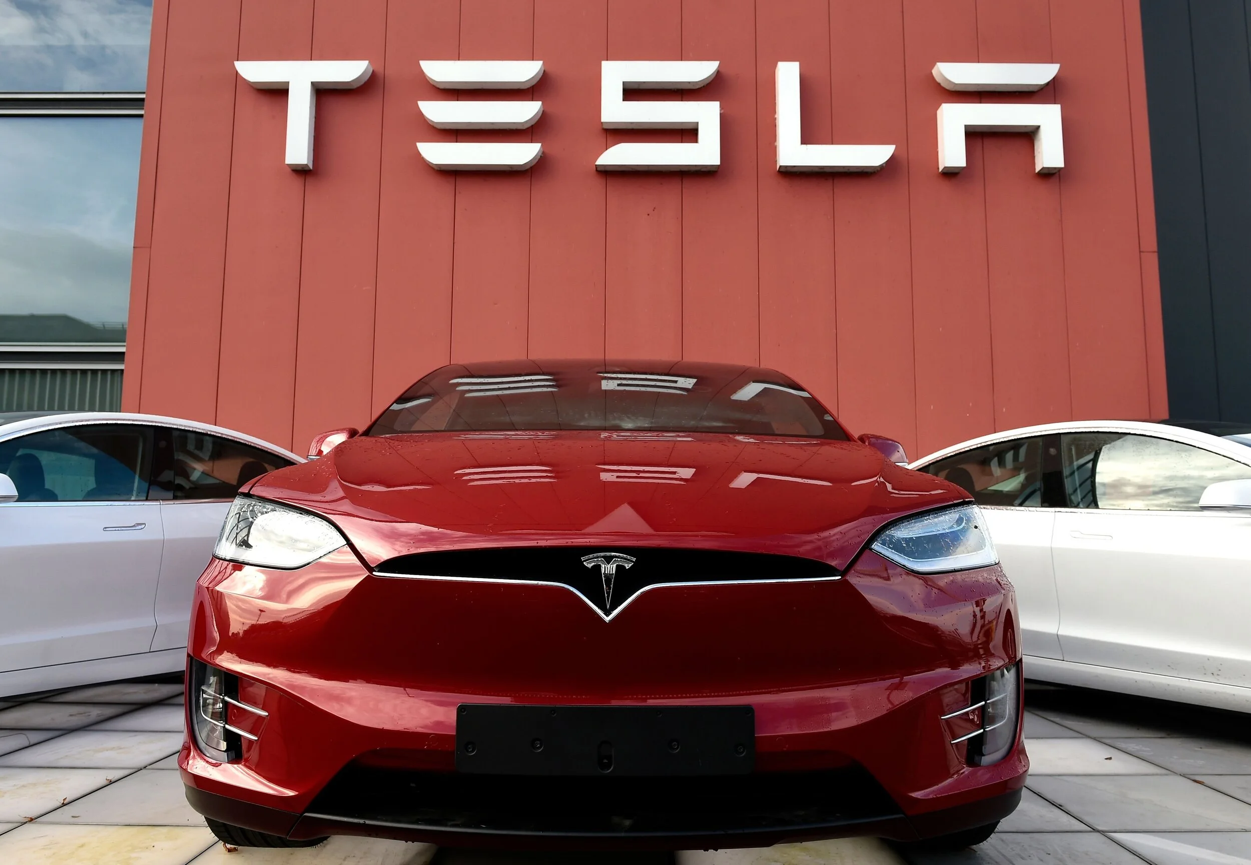 Vén màn sự sáng tạo của hãng xe điện Tesla