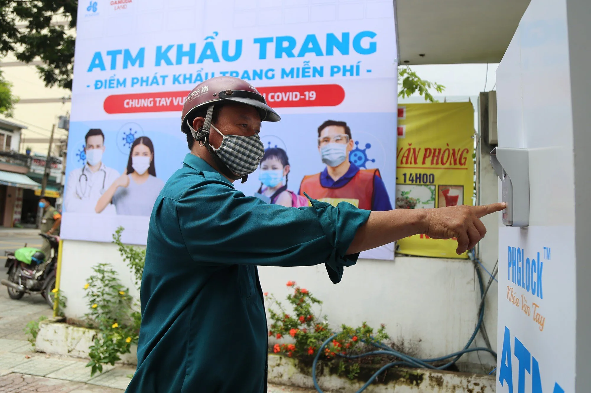 'ATM khẩu trang' miễn phí cùng người nghèo chống dịch Covid-19 