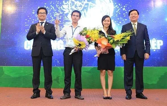 Chủ tịch Phòng Thương mại Công nghiệp Việt Nam, ông Vũ Tiến Lộc trao giải nhất cho nhóm tác giả dự án đoạt giải nhất cuộc thi khởi nghiệp quốc gia, dự án “ Sản xuất kinh doanh các sản phẩm từ cacao thuần Việt”