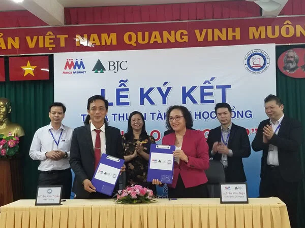 Khởi động chương trình học bổng “Vươn cao sự nghiệp”