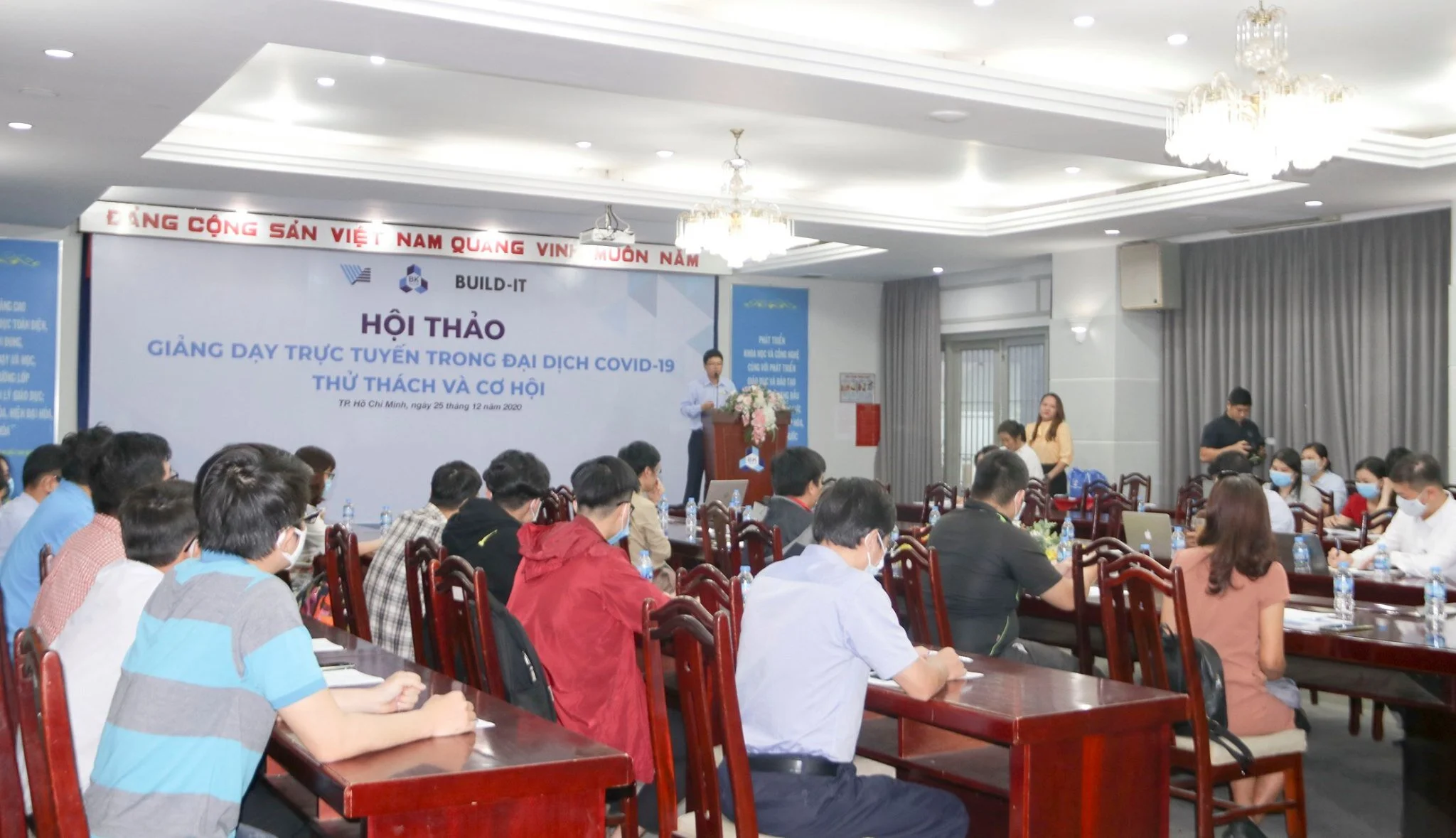 Giảng dạy trực tuyến trong đại dịch Covid-19: Thử thách và cơ hội