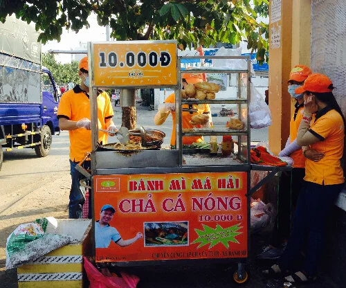 Mã số N3086: Bánh mì chả cá 10.000 đồng đua nhau xuống phố