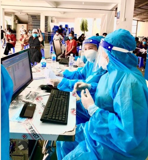 Mã số N3059: Hơn 160 cán bộ quản lý, giáo viên, nhân viên các trường học trên địa bàn quận tham gia công tác hỗ trợ các điểm tiêm chủng vắc xin phòng dịch Covid-19