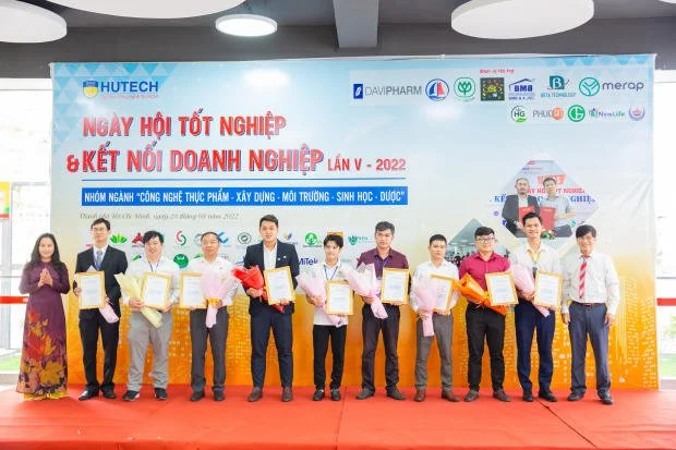 Phát triển nguồn nhân lực đổi mới sáng tạo từ chuyển đổi số mô hình giáo dục