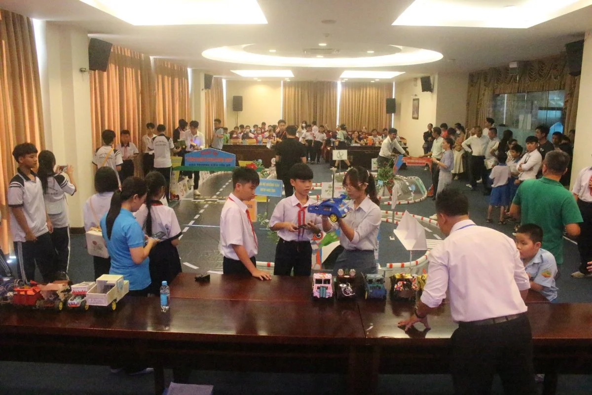 Hàng trăm học sinh cùng tranh tài ở STEM ROBOT CHALLENGE 2023
