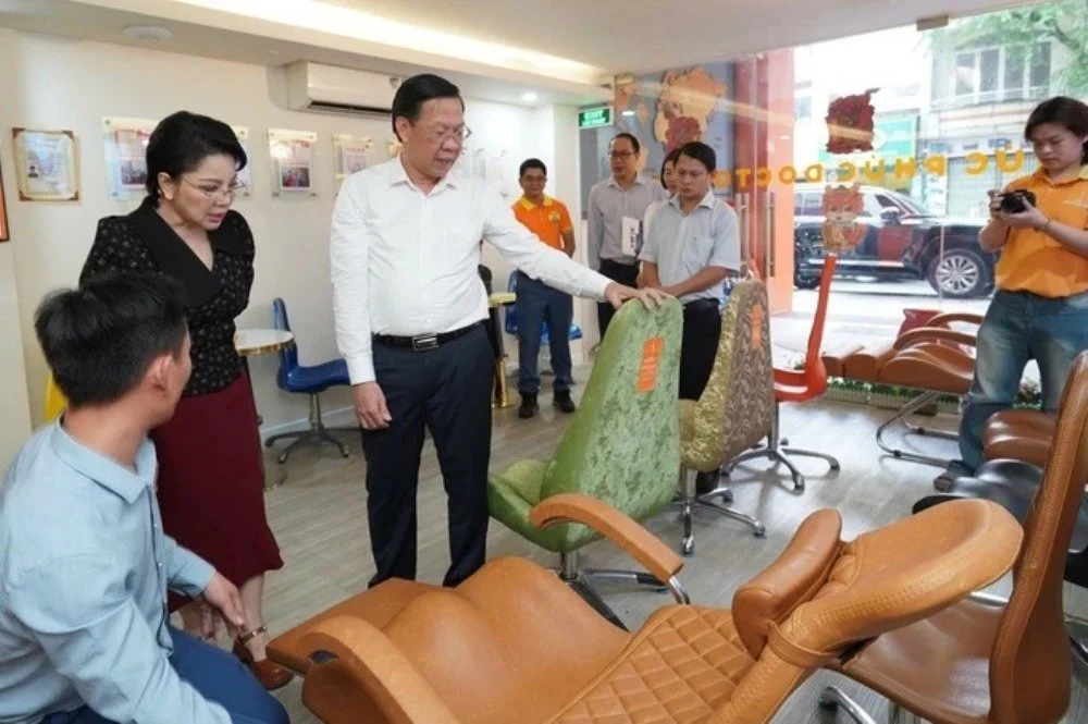 Chủ tịch UBND TPHCM Phan Văn Mãi thăm 2 doanh nghiệp khoa học công nghệ