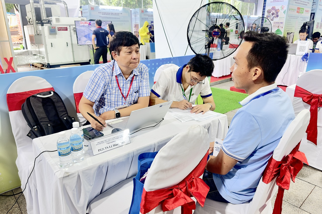 Nhộn nhịp khu vực tư vấn chuyên gia và hội thảo tại Techmart chuyên ngành năm 2024