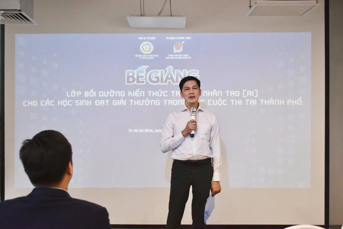 Lễ bế giảng lớp bồi dưỡng kiến thức về Trí tuệ Nhân tạo (AI) cho học sinh xuất sắc tại Thành phố Hồ Chí Minh