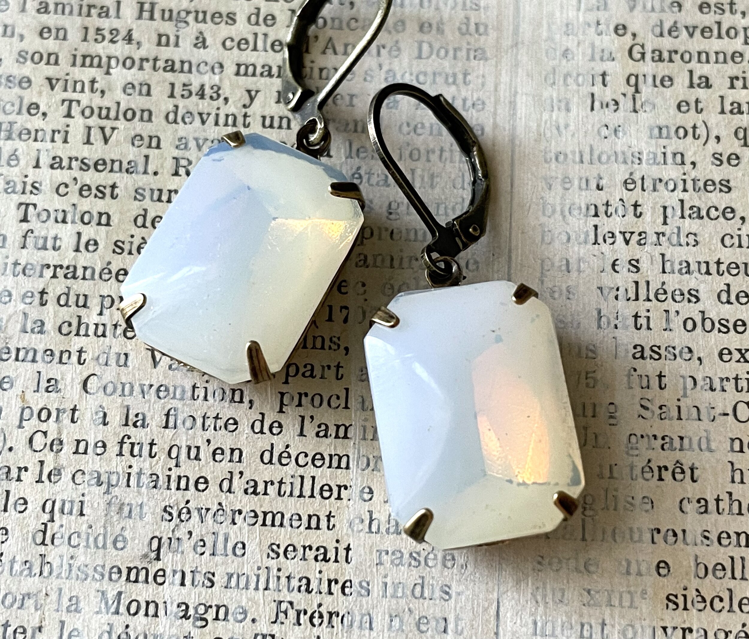 White Opal Vintage Glass Rhinestone Earrings (E2)